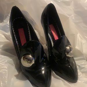 Black patent pump